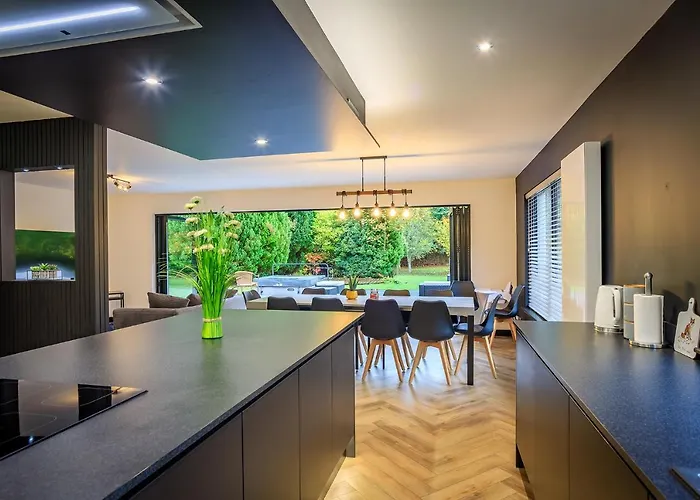 Big Groups-Hot Tub-Fire Pit-Pergola-Huge Garden-Spacious-Dog Friendly