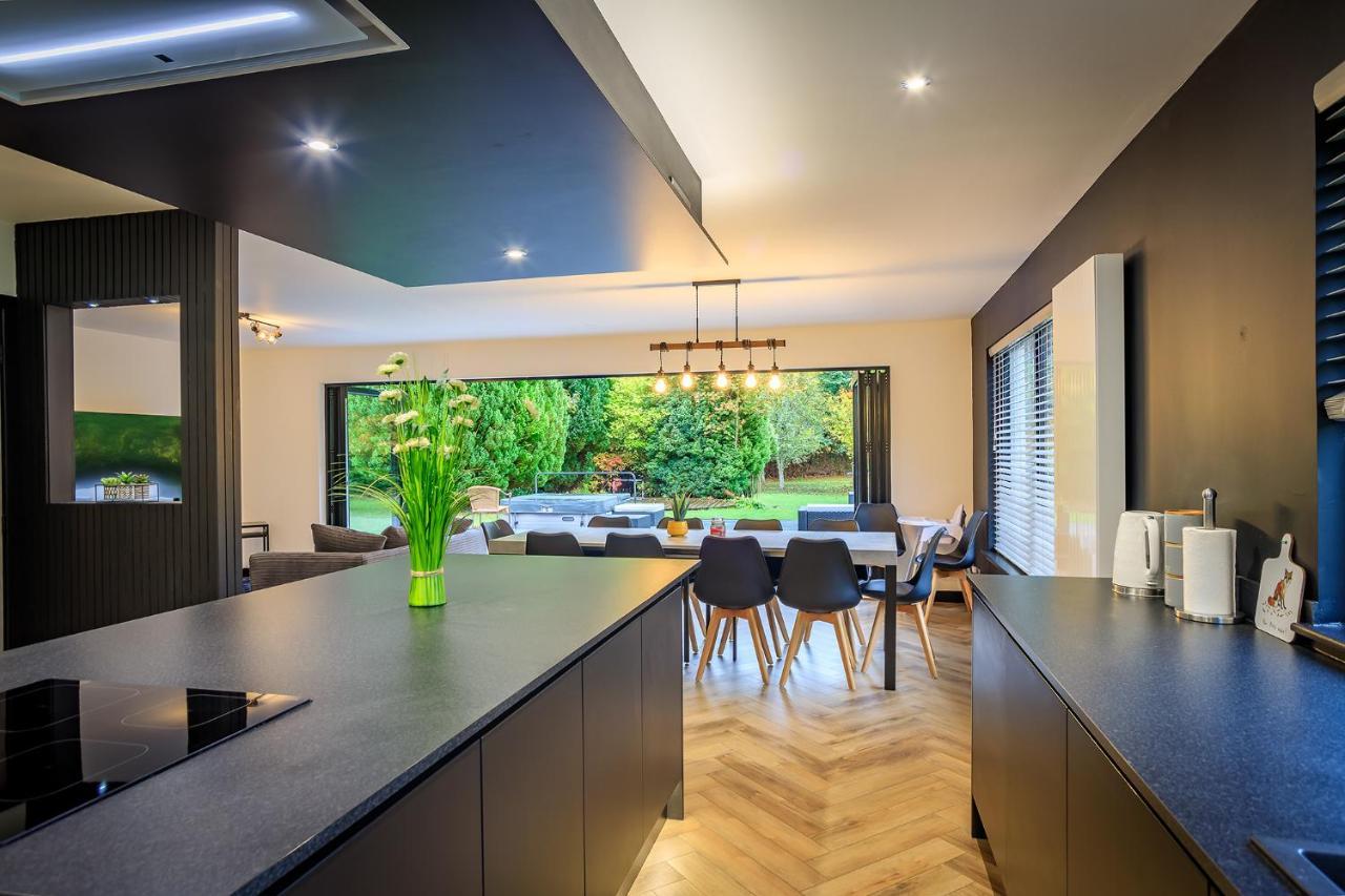 Big Groups-hot Tub-fire Pit-pergola-huge Garden-spacious-dog Friendly